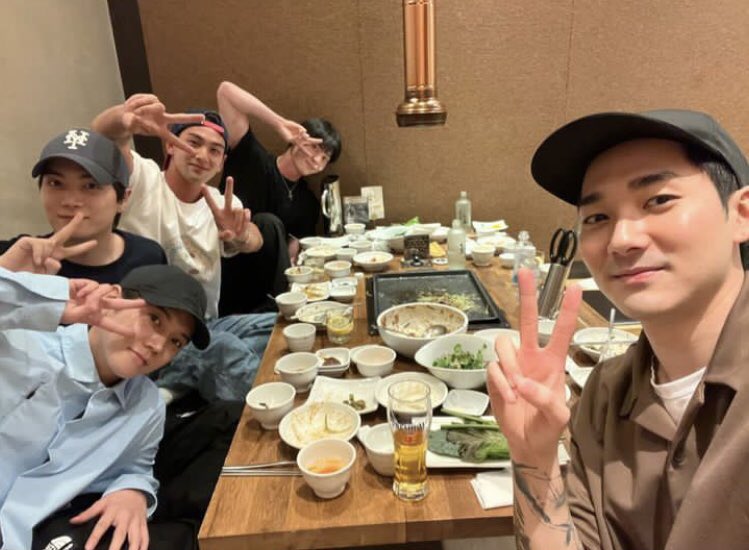 taeteetea's tweet photo. As a LOVE, NUEST reunion on a random day was the best thing that happened in 2023 https://t.co/BQSeVQ5Krv