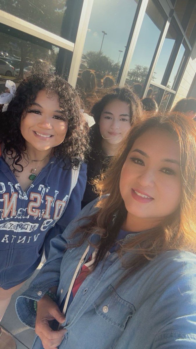 happyl__4's tweet photo. 🌹One of the few cool things we got to enjoy was our 1st The Rose concert!Hearing my fav. song Sorry live was pure joy!❤️Other great thing was meeting new friends who are the sweetest! 🫶🏼 Here’s to a better 2024 &amp; more fun things for our souls! 🥰 #blackrose #therose #withmygirls https://t.co/u0hg0dlRT5