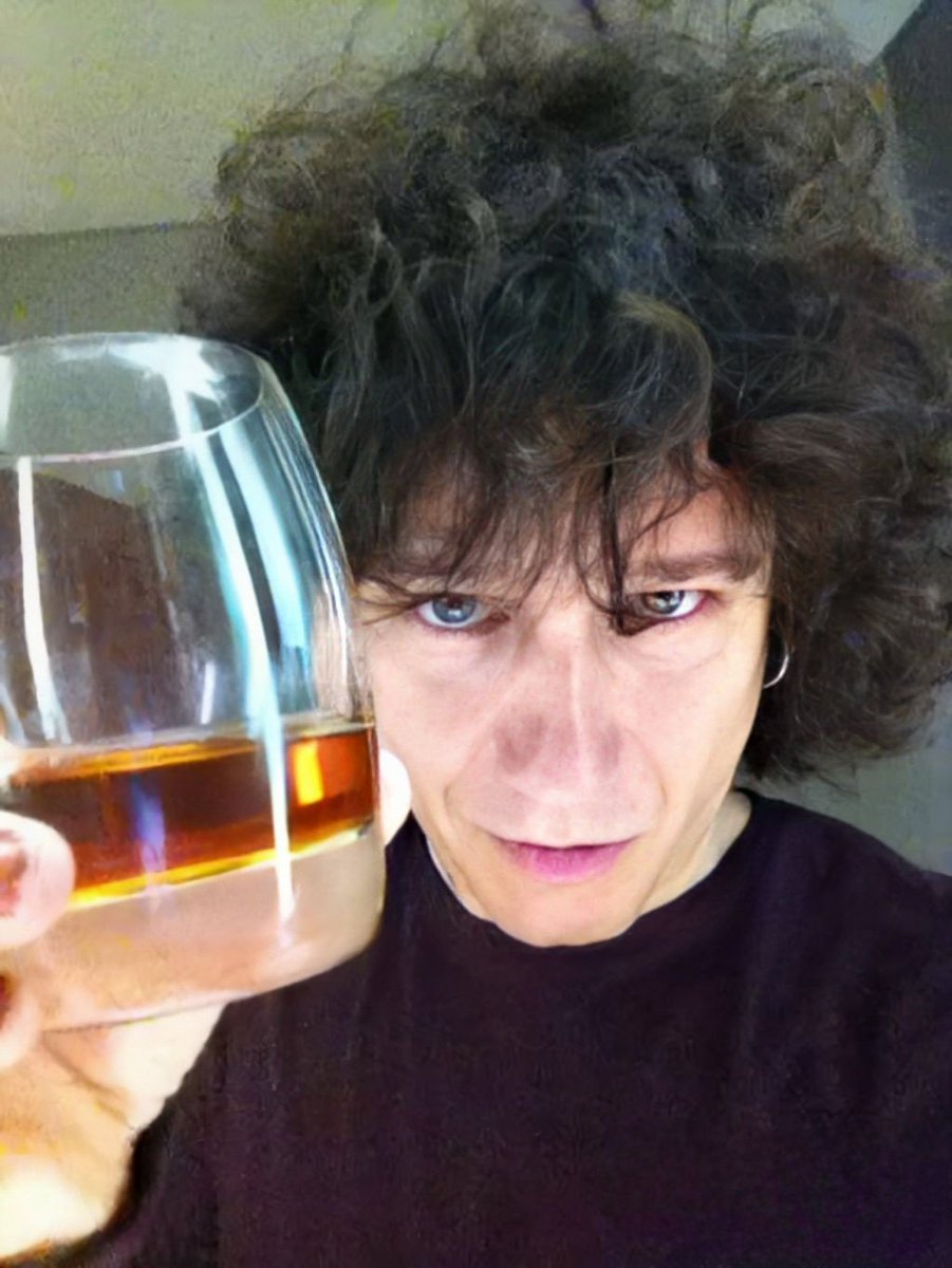 bunburyuniverso's tweet photo. ¡F E L I Z   A Ñ O  N U E V O! 🥃

#FelizAñoNuevo2024 #EnriqueBunbury https://t.co/A05frhMDi8