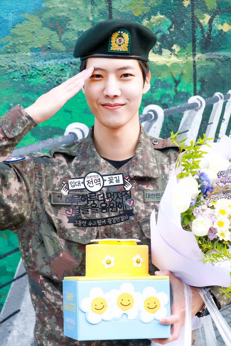 JamongDY's tweet photo. 예상치 못한 행복한 만남이 많아서 즐거웠어🎁🩷
2024년도에도 행복할 날들이 많길 바래🥰
#골든차일드 #GoldenChild #GNCD 
#대열 #DAEYEOL #이대열 #LEEDAEYEOL https://t.co/Li0cId5eYe