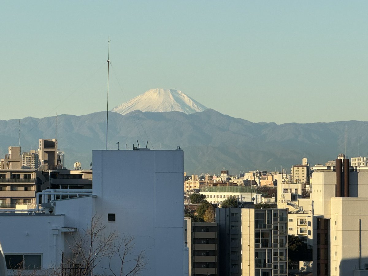 NorizoSeven's tweet photo. 職場(品川区)の屋上からでも富士山は見える。
だいぶズームしたけど。 https://t.co/CGtJbdsKqD