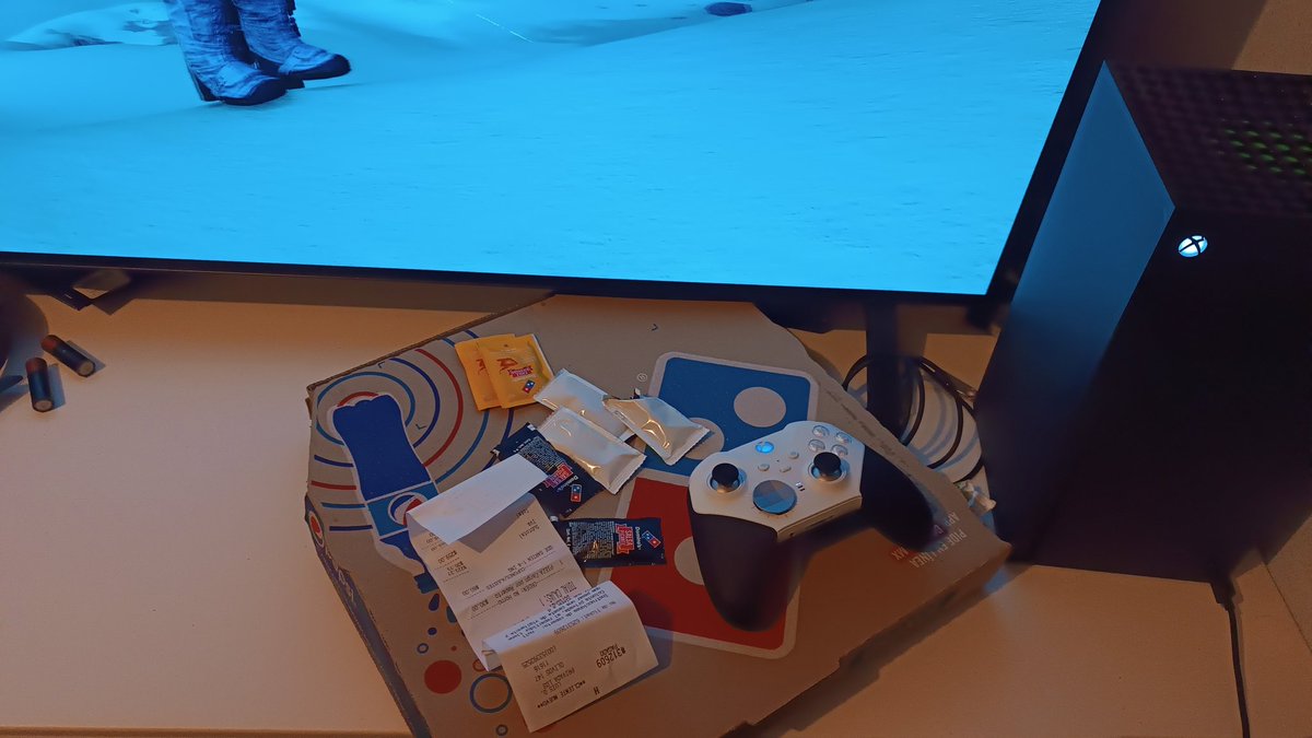 Este año me tocó pasarla solo, lejos de mi familia, y que más me hubiera gustado pasarla con ellos, no obstante cuando uno quiere superarse hay que sacrificar comodidades y lujos. Iniciaré un 2024 jugando y comiendo pizza. Feliz año a todos.
#Xbox 
#2024NewYear