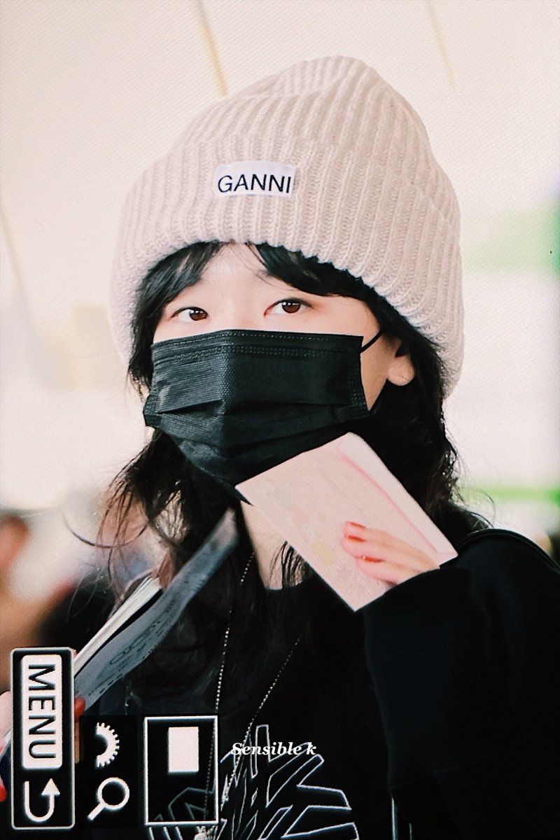 sensible_k's tweet photo. 240101 출국 #슬기 #seulgi https://t.co/e2toDuQxFQ