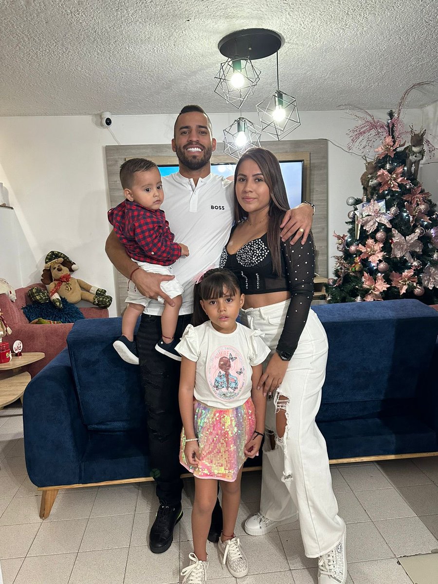 freddyflorezca2's tweet photo. Feliz año mis amores los amo mucho 😍🥰😘 https://t.co/k9J9y9vOIN