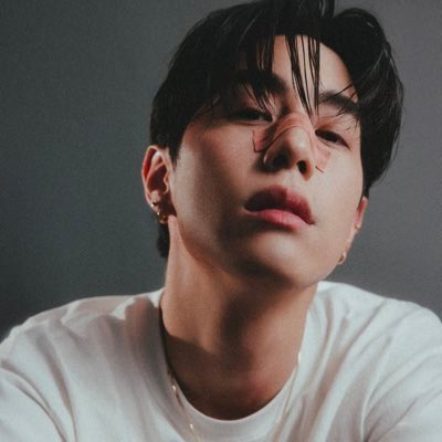 withyoumarktuan's tweet photo. 240101 @DNAmngmnt updated their profile picture on IG and Twitter 🤍

#MarkTuan #Mark #段宜恩 #마크 @marktuan https://t.co/n6KUnjsRaV