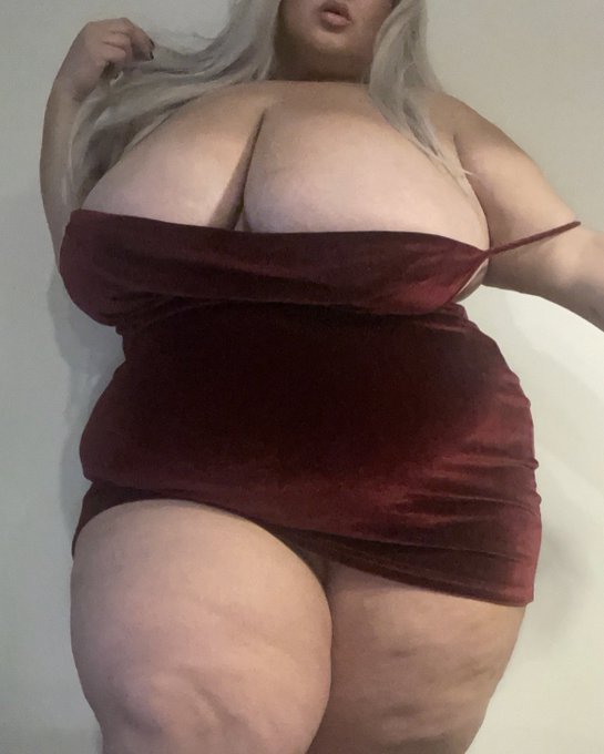 pov: your girlfriend wears the tightest thing she can find on #NYE2023 https://t.co/uL2eTO1rBv