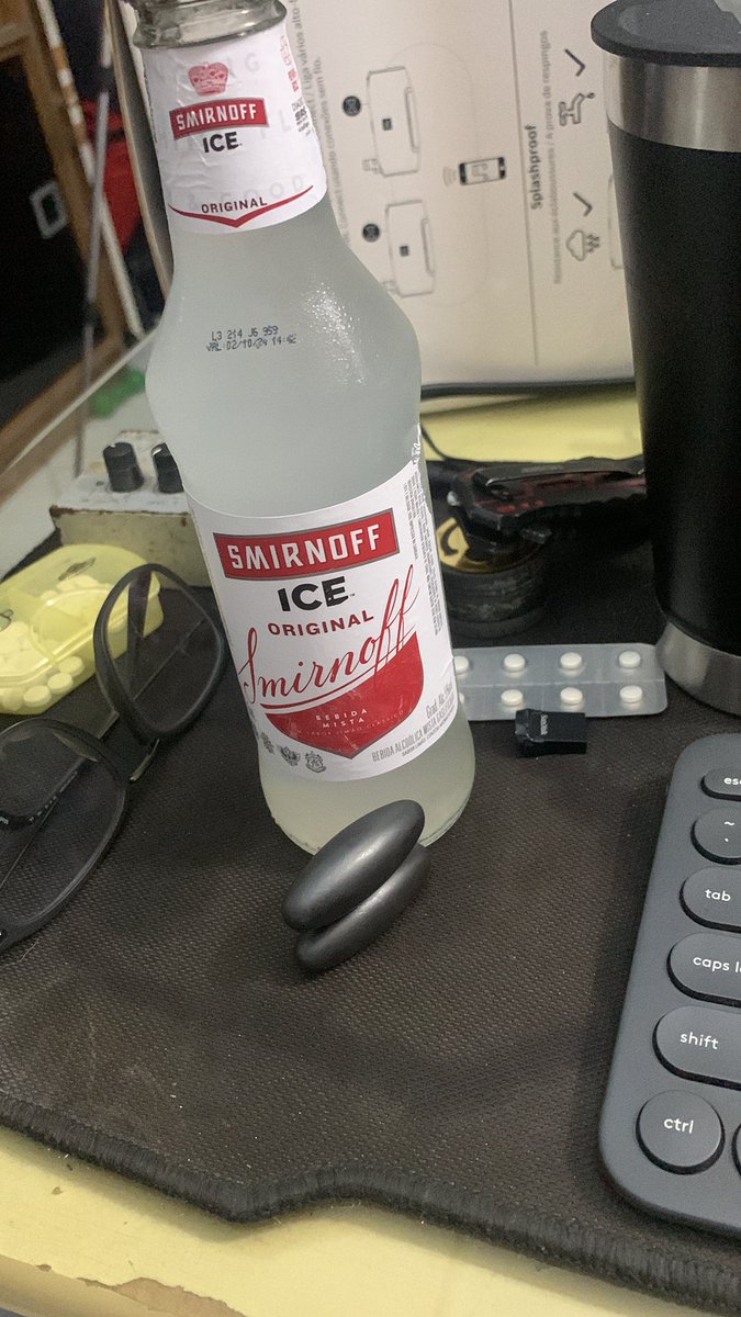 btwingsoficial's tweet photo. @NickqNicolas Sabia q eu ia morrer de droga… exatamente álcool remédio e fumo kkkkkkkkkkkkk só faltou meu cogarrinho aí na ft https://t.co/Lyc4tsjgPD