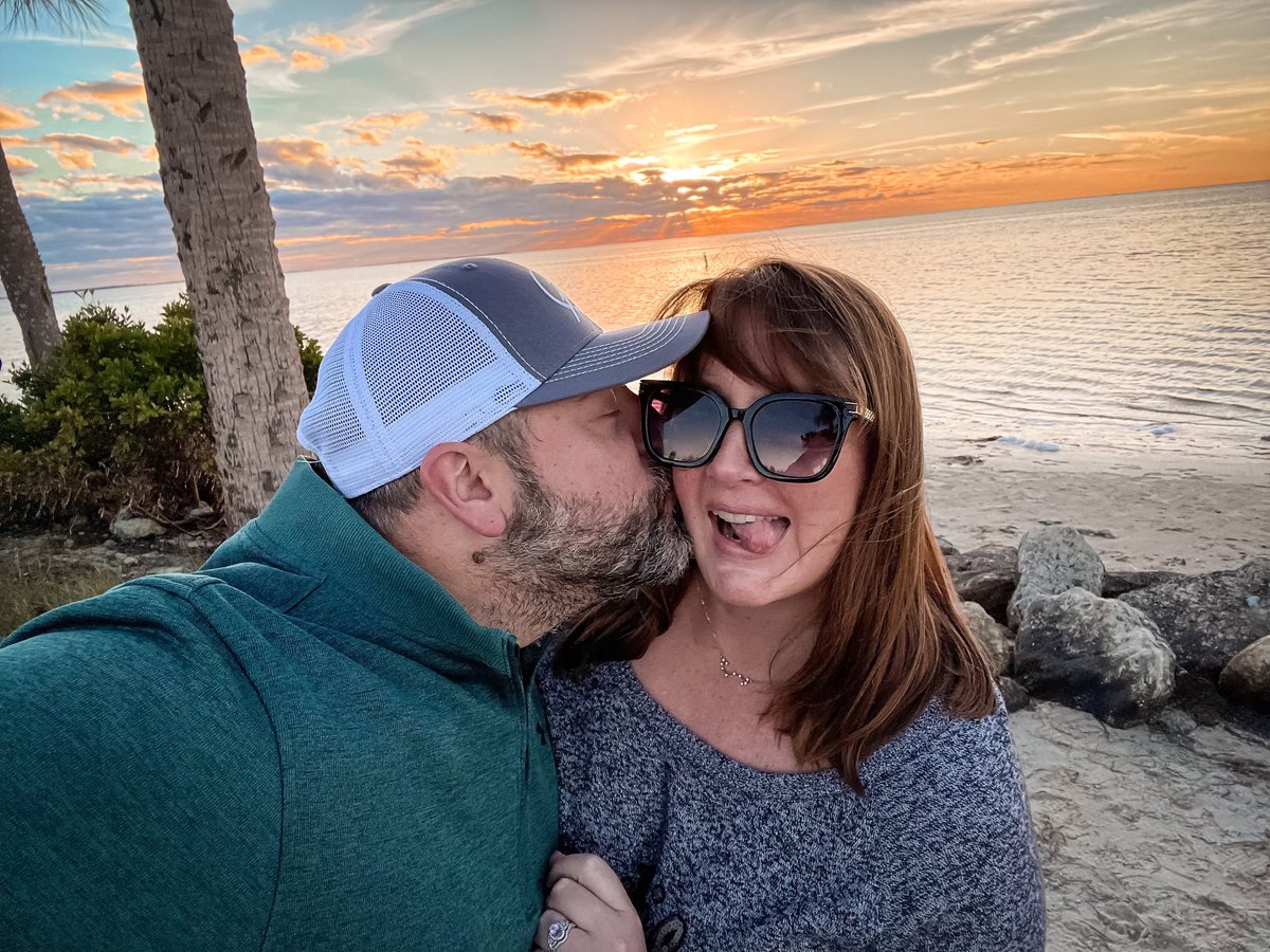 ChipFontanazza's tweet photo. Brought in the year and leaving the year with a sunset.🌅

Also, Camden is back from the future and says it’s awesome! 😂 https://t.co/sVdbdF26Mc