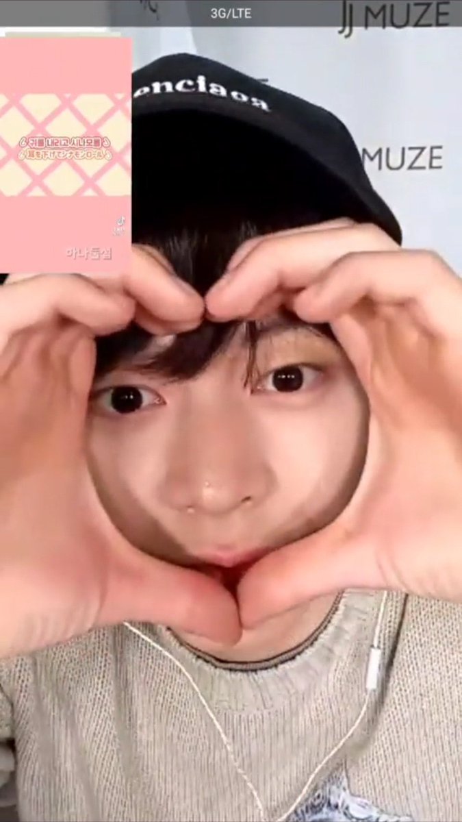 ejjume's tweet photo. 그냥하는것같은데너무잘만듦..
완벽한대칭 정갈한모양
아이돌력600점♡ https://t.co/jkGXdkO1h4