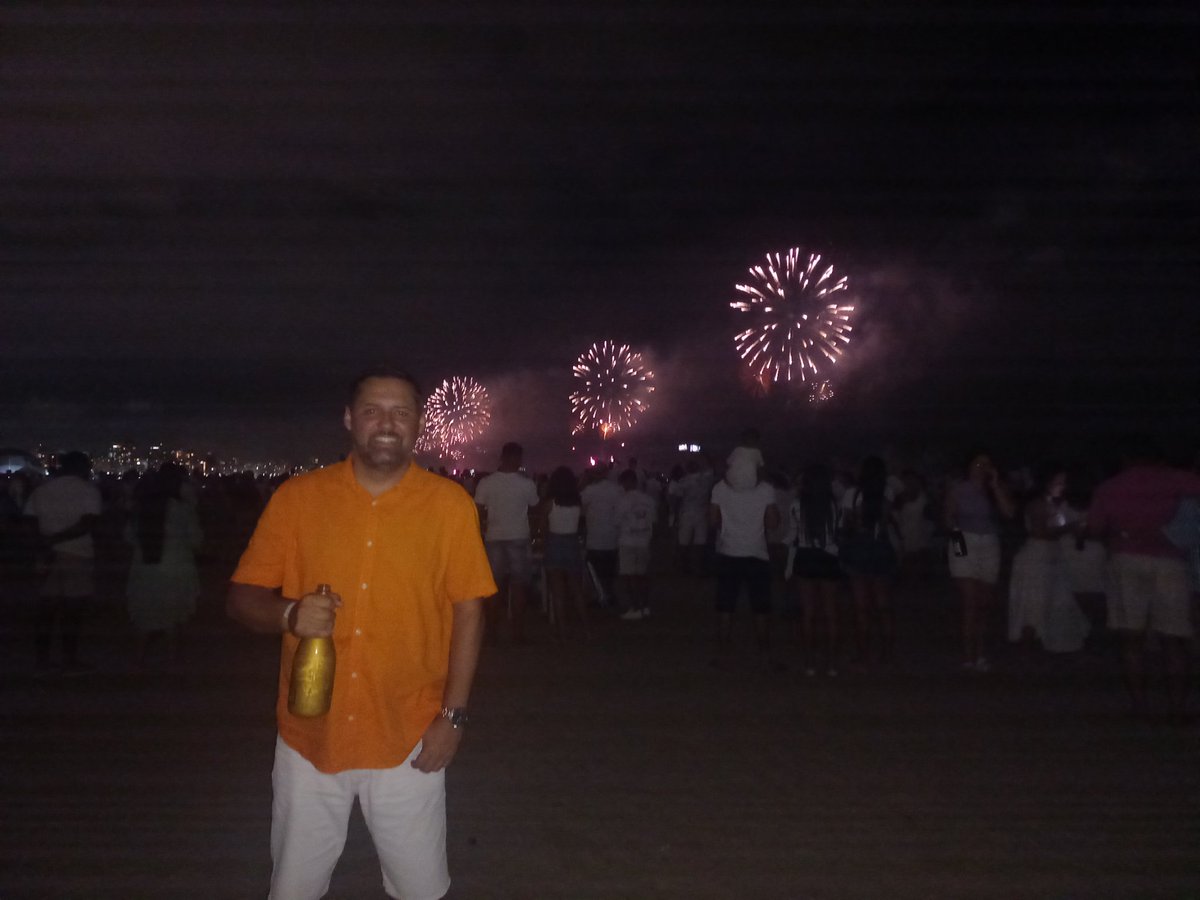 ofellipecamargo's tweet image. Feliz 2024 a todos! Um ano repleto de conquistas, muita saúde e felicidade.. Um @SantosFC reconstruído, competitivo e de volta à Série A.. #deolhonopeixe