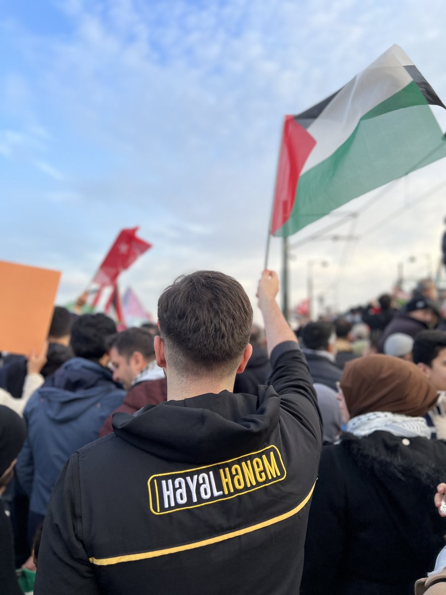hayalhanemersin's tweet photo. İstanbul’un en güzel manzarası olsa gerek..

Galata Köprüsü'nde “Şehitlerimize Rahmet, Filistin'e Destek” yürüyüşü.. https://t.co/2qQXA2c5Av
