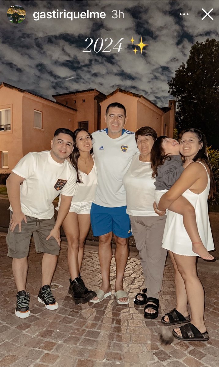 la12tuittera's tweet photo. EL PRESIDENTE recibió el 2024 vestido de gala. 🥂✨💙💛💙 https://t.co/mq0Ydzl2u9