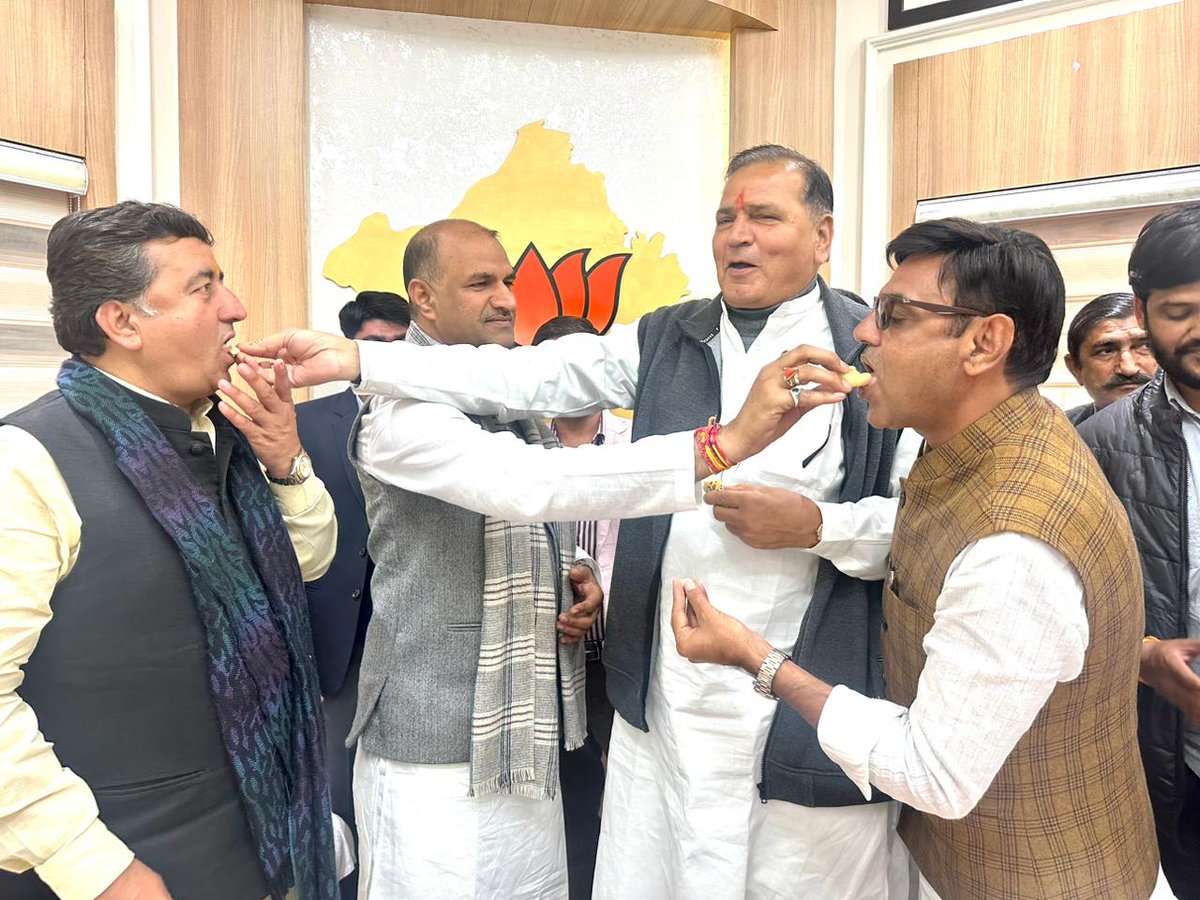 jivaramchoudhar's tweet photo. आज भाजपा प्रदेश कार्यालय में प्रदेशाध्यक्ष श्री @cpjoshiBJP जी से आत्मीय मुलाकात कर सरकार बनने की बधाई एवं शुभकामनाएं दीं।
राज्य मंत्री श्री के.के. बिश्नोई जी को मंत्री बनने पर हार्दिक बधाई एवं शुभकामनाएं दीं। 
@BJP4India @BJP4Rajasthan @RajCMO 
@danaramofficial https://t.co/q14y0bSSJj