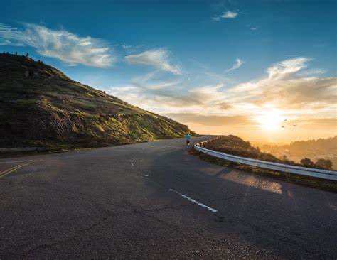 Comienza un Año Nuevo. El SEÑOR nos regala un camino de 365 días:
- para llenarlo de huellas de amor y no de cicatrices y agravios;
- para crecer, madurar, dejarnos convertir por ÉL, y afrontar los cambios que precisa nuestra vida;
- para hacer las cosas fáciles a los demás, y no