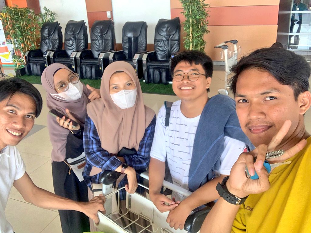 thonthondo's tweet photo. Sampai di Bandara! Sedih karena perjalanan usai. Terima kasih untuk semua pihak atas doa2 terbaiknya. I love you 3000! Ngga nyangka bisa balik dan menasbihkan solo trip ini sebagai trip ternekat di penghujung tahun 2023. Selamat tahun baru 2024! Tahun depan ke mana lagi ya? https://t.co/H56dhuwNXB