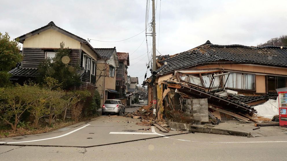 Tsunami warning issued as 7.6 magnitude earthquake hits Japan planetradio.co.uk/wave-105/sky/w…
