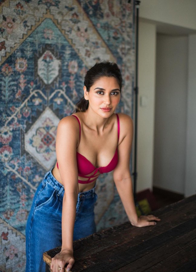 GCv1XqXaAAAwYWG?format=jpg&name=900x900