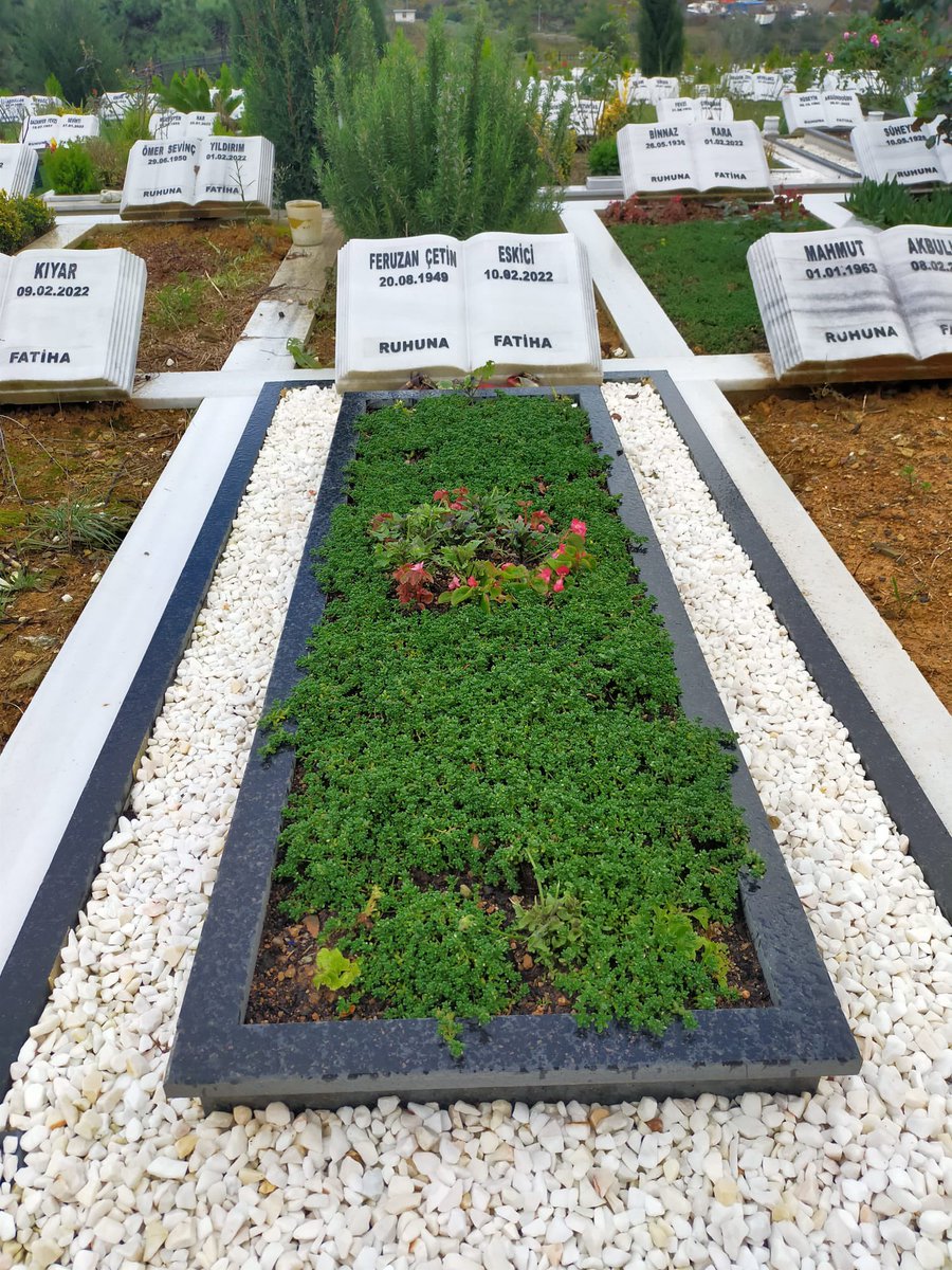 kerimkoc's tweet photo. @istanbulbld @ekrem_imamoglu Hekimbaşı Mezarlığında kabrimizin üstündeki peyzajı söküyorlar. İçerde güya ibb mezarlıklardan yetkili bahçıvanlar dışardan yapılan mezarlara zarar veriyorlar. Kabrimize sahip çıkamayacak mısınız? Kabirde mafyalaşmaya izin mi veriyorsunuz? https://t.co/TvgpUbvlRa