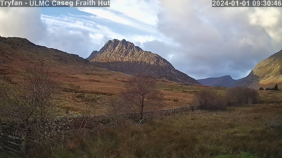 Blwyddyn Newydd Dda to all my followers and the hundreds of people who have stayed at and enjoyed this view from the <a href="/ULMC_/">ULMountaineeringClub</a> Caseg Fraith Hut

Tryfan is looking very inviting on the first day of 2024 and the last day of the <a href="/ulgmc/">University of London Graduate Mountaineering Club</a> New Year Meet

bbmc.boys-brigade.org.uk/tryfan