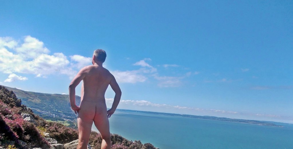 StevenGreen32's tweet photo. Blue skies ahead!
Looking forward to 2024 and bidding good riddance to 2023.

May your new year be happy,healthy and free of clothes. https://t.co/731uqpGTV0