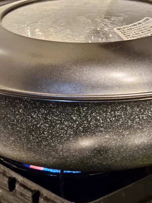 炊飯器が壊れたので、臨時でフライパンでご飯を炊いている。 初めての試みで発作的にヤっているので、失敗してもよしとするわ。