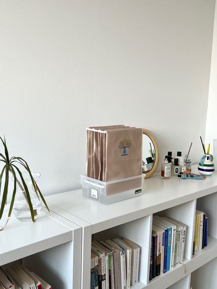 천가습기는 극세사천의 흡수와 기화를 이용하여 가습하는 천연가습기입니다.
천가습기는 전기가습기처럼 유해하거나 전자파를 발생하지 않아서 머리맡에 가까이 놓을 수 있는 안전하고 전통적인 가습기 입니다!^^