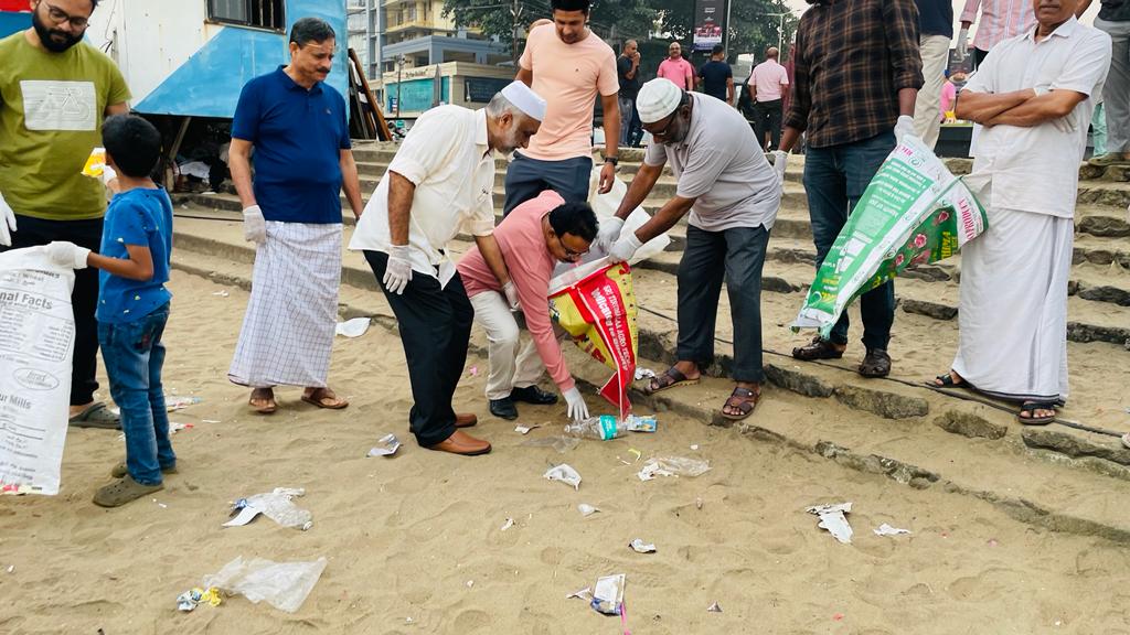 islaminind's tweet image. A Beach #CleanUpDrive on New Year morning at #CalicutBeach was organized by Youth and Elders Auxiliary of Ahmadiyya Muslim Community #Calicut and #Wayanad chapter of #Kerala State.

Ahmadiyya Muslim community District President, KM Ahmad Koya Sb Inaugurated the event.

Chief