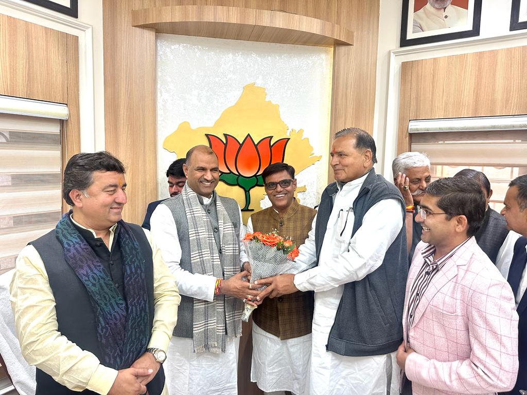 danaramofficial's tweet photo. आज भाजपा प्रदेश कार्यालय में प्रदेशाध्यक्ष श्रीमान सी.पी. जोशी जी से आत्मीय मुलाकात कर सरकार बनने की बधाई एवं शुभकामनाएं दीं।
राज्य मंत्री श्री के.के.विशनोई मंत्री बनने पर हार्दिक बधाई एवं शुभकामनाएं दीं।
#आपणौं_अग्रणी_राजस्थान
#हमारा_संकल्प_विकसित_भारत 
@BJP4India @BJP4Rajasthan @AmitShah @cpjoshiBJP @BhajanlalBjp @chshekharbjp @Kkbishnoibjp