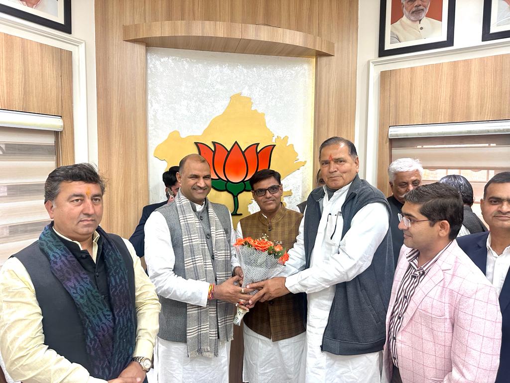 danaramofficial's tweet photo. आज भाजपा प्रदेश कार्यालय में प्रदेशाध्यक्ष श्रीमान सी.पी. जोशी जी से आत्मीय मुलाकात कर सरकार बनने की बधाई एवं शुभकामनाएं दीं।
राज्य मंत्री श्री के.के.विशनोई मंत्री बनने पर हार्दिक बधाई एवं शुभकामनाएं दीं।
#आपणौं_अग्रणी_राजस्थान
#हमारा_संकल्प_विकसित_भारत 
@BJP4India @BJP4Rajasthan @AmitShah @cpjoshiBJP @BhajanlalBjp @chshekharbjp @Kkbishnoibjp
