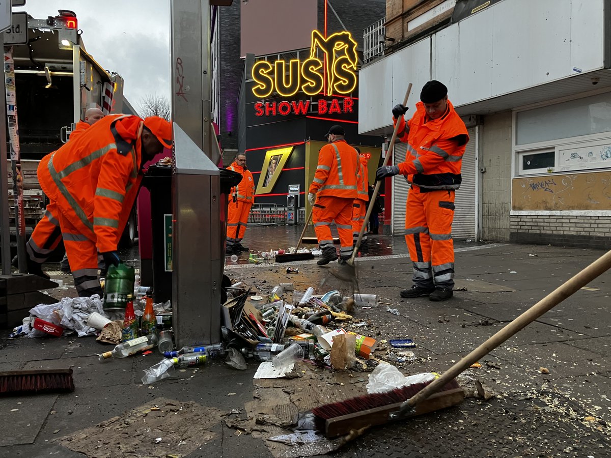 SRHnews's tweet photo. Flaschen, Scherben, Kartonagen und Böllermüll- Seit 2 Uhr ist #TeamOrange unterwegs und räumt nach der Neujahrsparty an den bekannten Silvester-Hotspots auf. 

Die SRH wünscht einen sauberen Start ins neue Jahr! 

#Silvester #Neujahr #FrohesNeuesJahr #2024 https://t.co/nVexWas3Zj