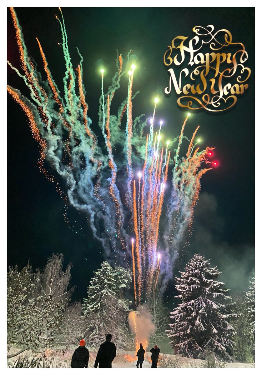 Iloa, valoa ja värejä vuoteen 2024! Lisäksi toivon ja toivotan yhdessäoloa, parempaa ajattelua ja liikkumisen riemua! Itsellä vuosi vaihtui hyvällä ja tutulla joukolla neljän perheen kesken. #yhdessäolo #kaverit #uusivuosi