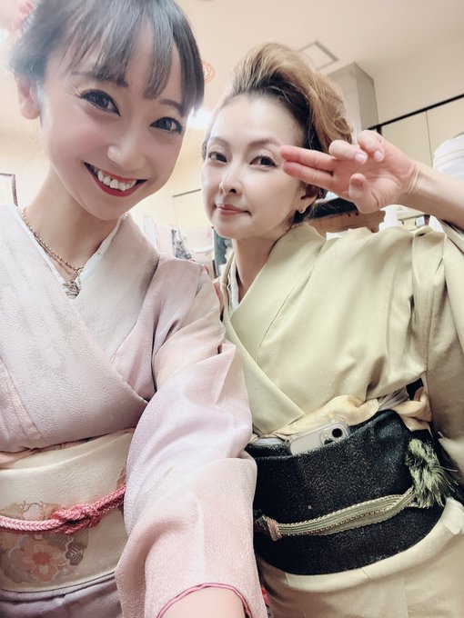 明けましておめでとうございます☀️今年も毎日進化を目指してますます頑張っていこうと思いますので、皆さま応援よろしくお願いいたします😊皆様が今年も沢山にこにこで過ごせますように💖今日は麗華先生にお着物着せていただいて浅草にご挨拶に行きました😌これからママのとこ行ってきます❣️