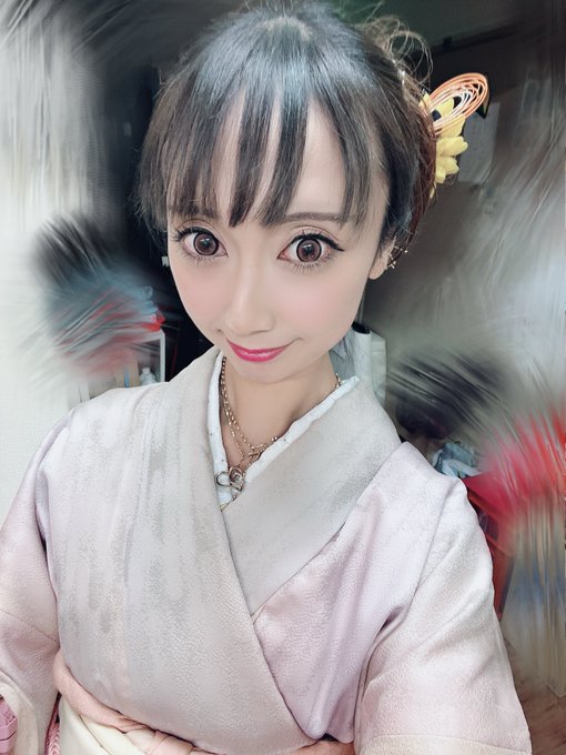 明けましておめでとうございます☀️今年も毎日進化を目指してますます頑張っていこうと思いますので、皆さま応援よろしくお願いいたします😊皆様が今年も沢山にこにこで過ごせますように💖今日は麗華先生にお着物着せていただいて浅草にご挨拶に行きました😌これからママのとこ行ってきます❣️