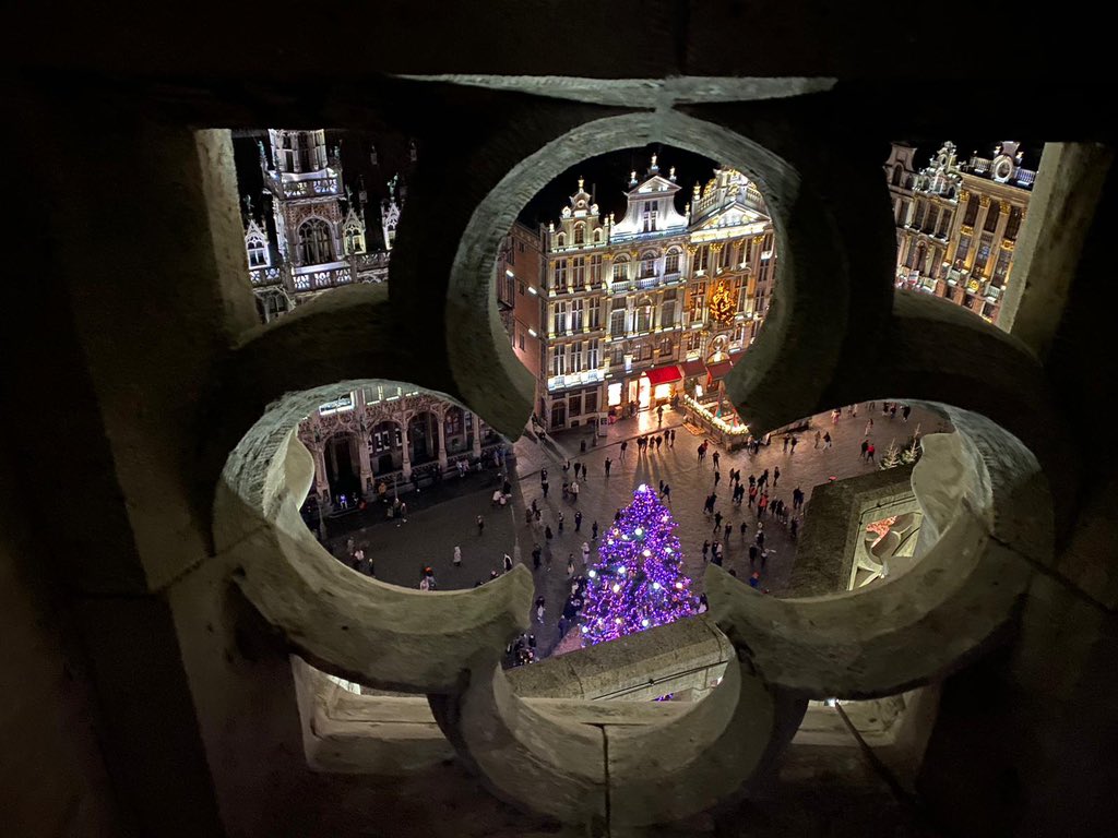 Spettacolo di suoni e luci nella Grand Place di #Bruxelles Hotel de Ville: dalla Tour Inimitable (1449-54), alta 96 m., si può ammirare la facciata gotica della Cathédrale St-Michel et Sainte-Gudule. #Foto di mia figlia #architecture #culture #pace 🕊️ #BuonAnnoATutti #2024NewYear