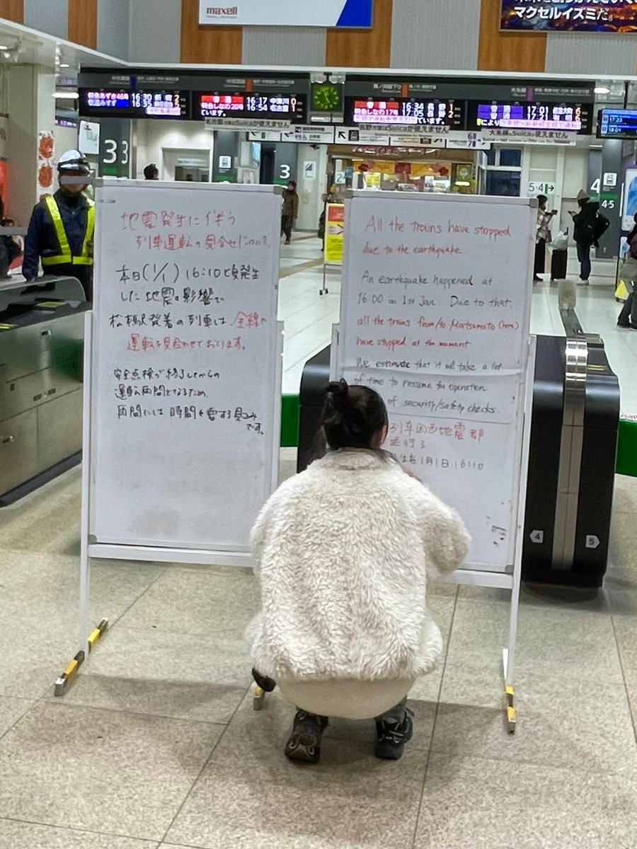 JRの職員さんが地震による遅延を左のホワイトボードに書く
↓
一般の方だと思われる男性が右のホワイトボードに英語で翻訳して書く
↓
その男性が中国語？台湾語？でかける人を探して名乗り出た女性が中国語？台湾語？で翻訳して書く

みんなでなんとかしよう助け合おうって気持ちが伝わってきた…