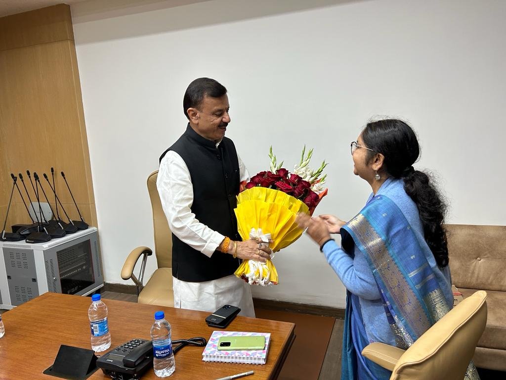 स्कूल शिक्षा मंत्री श्री उदय प्रताप सिंह ने आज मंत्रालय में कार्यभार ग्रहण किया। इस अवसर पर प्रमुख सचिव श्रीमती रश्मि अरुण  शमी, आयुक्त लोक शिक्षण श्रीमती अनुभा श्रीवास्तव, संचालक राज्य शिक्षा केन्द्र श्री धनराजू एस और अन्य वरिष्ठ विभागीय अधिकारियों ने उनका अभिनंदन किया