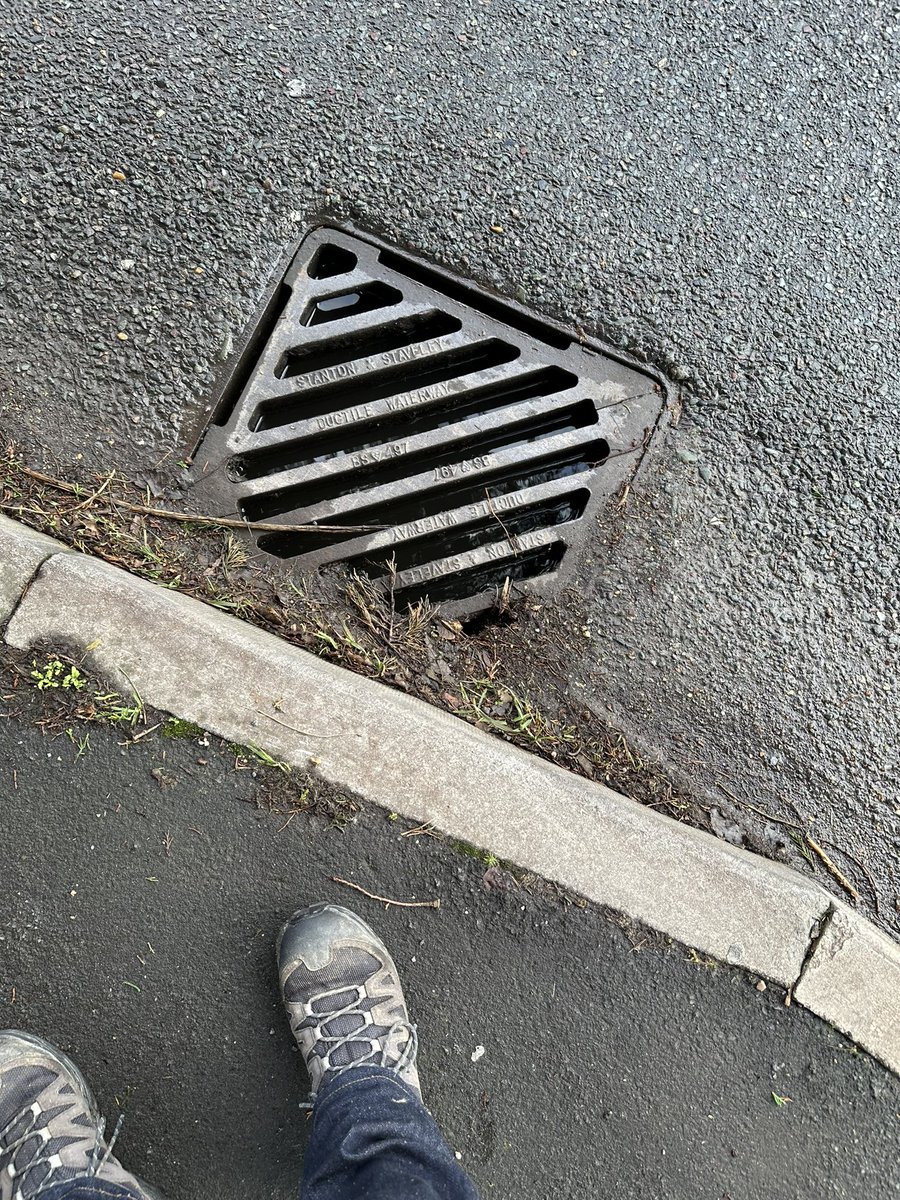 slikster86's tweet photo. Happy New Year, Eastleigh Borough Council. Tried reporting this but you’ve made it so difficult it’s virtually impossible. Jukes road up to The Southampton arms, Moorgreen https://t.co/3APUC4gU6G picture I couldn’t post. #Eastlieghboroughcouncil @EastleighBC https://t.co/GLOKz1WpiH