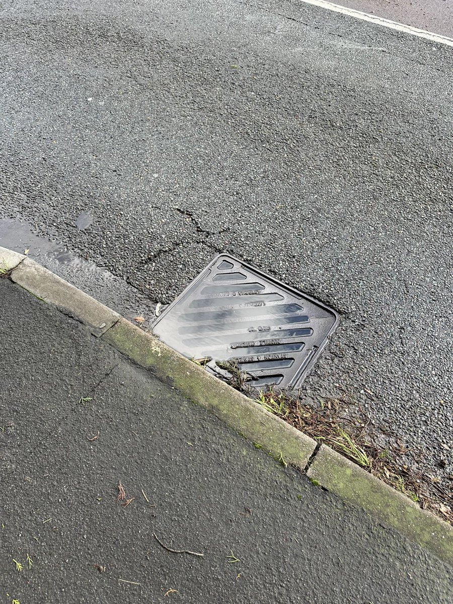 slikster86's tweet photo. Happy New Year, Eastleigh Borough Council. Tried reporting this but you’ve made it so difficult it’s virtually impossible. Jukes road up to The Southampton arms, Moorgreen https://t.co/3APUC4gU6G picture I couldn’t post. #Eastlieghboroughcouncil @EastleighBC https://t.co/GLOKz1WpiH