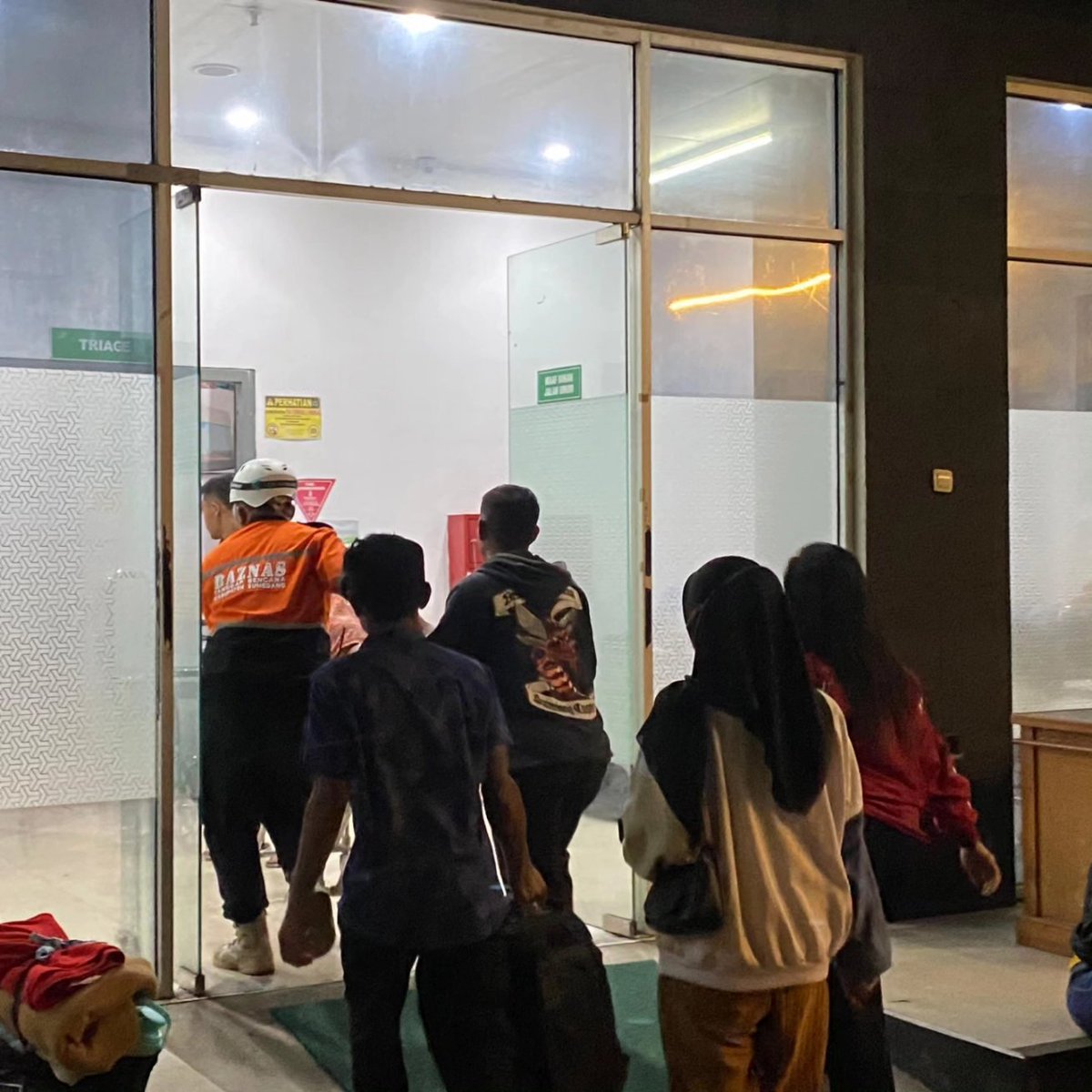 Tim BAZNAS Tanggap Bencana Kab. Sumedang membantu evakuasi ibu hamil yang akan melahirkan (31/12) pada saat gempa mengguncang Kab. Sumedang dgn magnitudo 4.8 SR. 
<a href="/baznasindonesia/">BAZNAS</a> 
<a href="/BaznasSumedang/">Baznas Kabupaten Sumedang</a>
<a href="/BNPB_Indonesia/">BNPB Indonesia</a> 
<a href="/Pusdalops_BNPB/">Pusdalops BNPB</a>