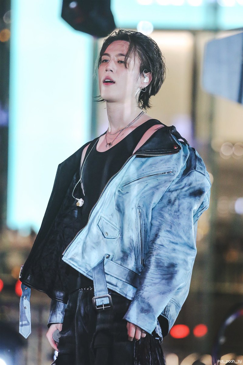 Pat_Pooh_3Y's tweet photo. 😗..😚 ร้อนยังหล่อเลยเกินไปไหมอ่ะ
#ICONSIAMCountdown2024 #ICONSIAMxYugyeom #Yugyeom #유겸 https://t.co/b4YLyS8DnE