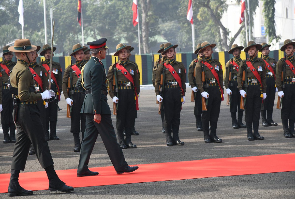 Lieutenant General RC Tiwari assumed the command of #EasternCommand. In a solemn ceremony, the #ArmyCommander paid tribute to the #Bravehearts & reviewed the impressive Guard of Honour. He exhorted all Ranks to continue working with soldierly pride and honour.

#IndianArmy…