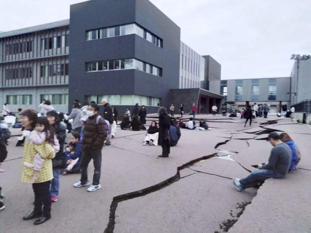 Auf der weiten, öden Betonfläche gibt es nun endlich eine Sitzgelegenheit. - #Japan #Erdbeben #Tsunami