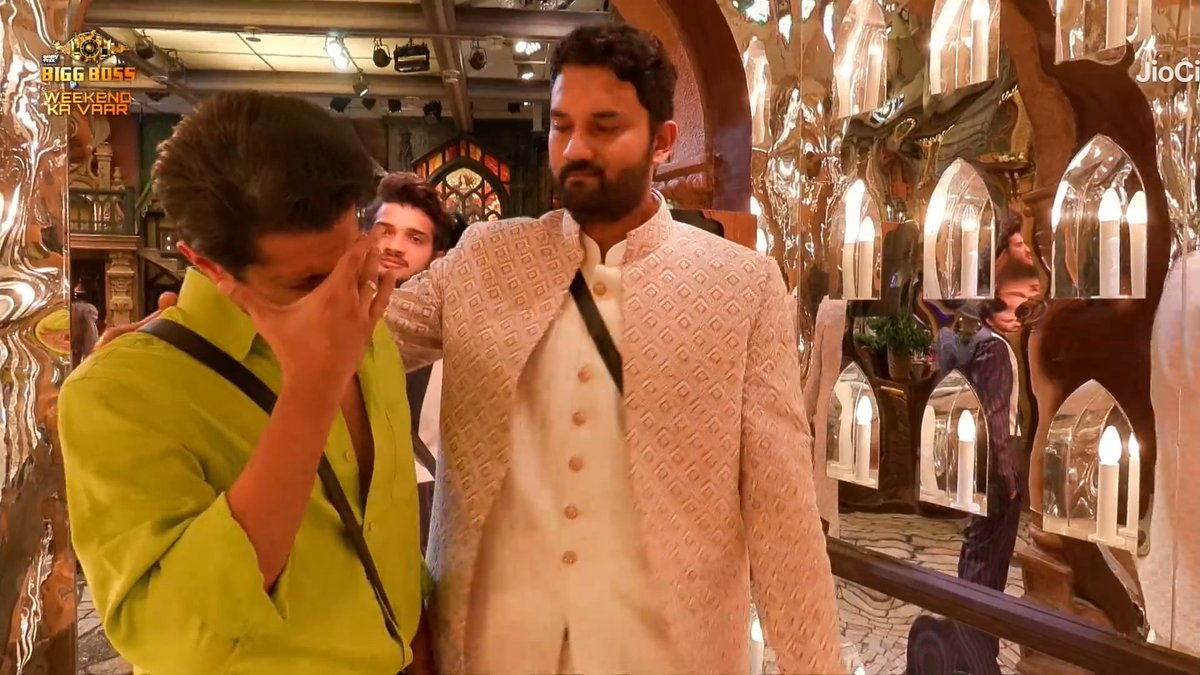 NB_FANGIRL's tweet photo. Neil becomes emotional after Rinku's eviction 🥺 Arun, his chota bhai comes to console him❤️
#NeilBhatt𓃵 #NeilBhatt #BB17 #NeilIsTheBoss #BBKingNeil #DumdaarNeil https://t.co/cYWGMeGGzy