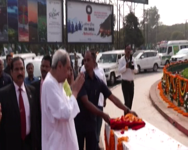 NandighoshaTV's tweet photo. ମେଟ୍ରୋ ପ୍ରକଳ୍ପ ଶିଳାନ୍ୟାସ ଉତ୍ସବ : ନବୀନ ନିବାସରୁ ବାରଙ୍ଗ ଅଭିମୁଖେ ମୁଖ୍ୟମନ୍ତ୍ରୀ । ବିମାନବନ୍ଦର ଛକ ବିଜୁବାବୁଙ୍କ ପ୍ରତିମୂର୍ତ୍ତିରେ କଲେ ମାଲ୍ୟାର୍ପଣ । ପ୍ରତମୂର୍ତ୍ତି ମାଲ୍ୟାର୍ପଣ ପରେ ରୋଡ ଶୋ’ରେ ମୁଖ୍ୟମନ୍ତ୍ରୀ । ବିଭିନ୍ନ ସ୍ଥାନରେ ମୁଖ୍ୟମନ୍ତ୍ରୀଙ୍କୁ ସାଧାରଣ ଲୋକଙ୍କ ଶୁଭେଚ୍ଛା
#MetroTrainProject #CMNaveenPatnaik #NandighoshaTV