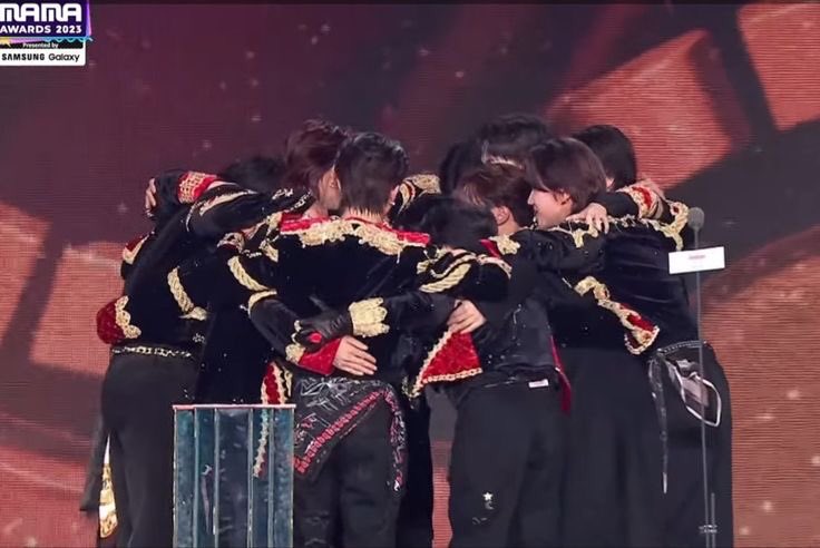 muntokki's tweet photo. @hoshibug_ them winning a daesang🥹❤️ https://t.co/9egVToKfWV
