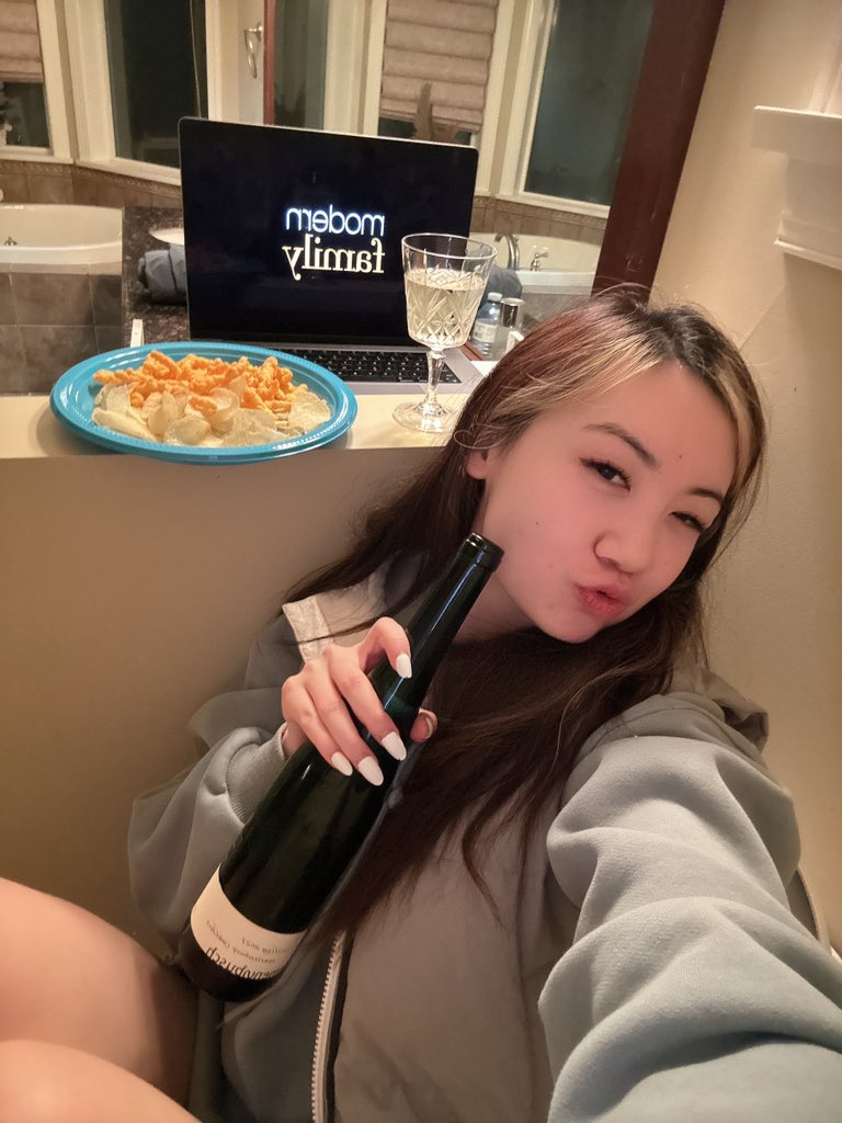 fanfan's tweet photo. HAPPY NEW YEAR from the porcelain throne 👑 https://t.co/8jg9LF9nXl