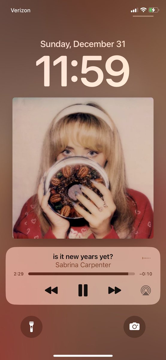 haleyYAYgrr's tweet photo. last song of the year vs first song of the new year 

happy 2024! 🎉 https://t.co/DQ7aILuD29