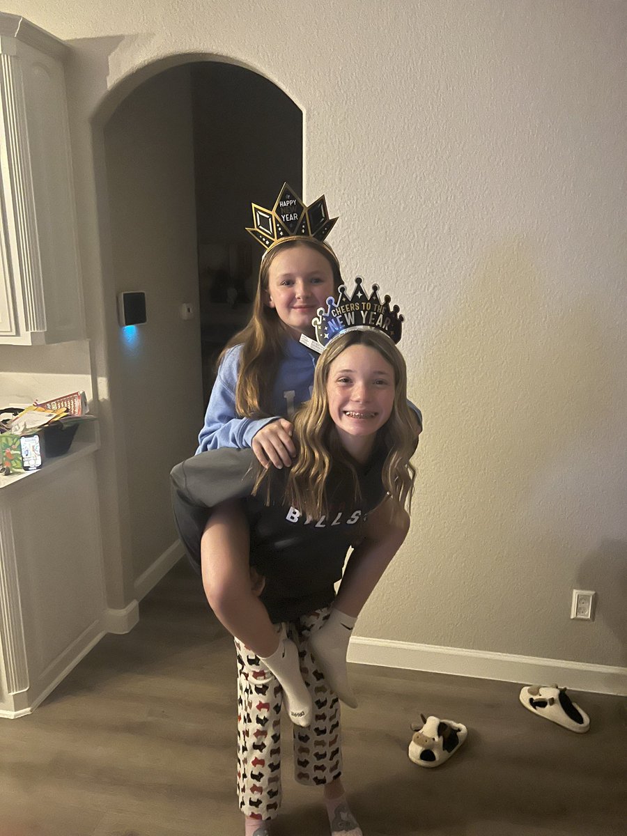 JRobTX1's tweet photo. Happy New Year from Mia and Avery from Northlake #LoneStarNYE https://t.co/ONk0EvOyNL