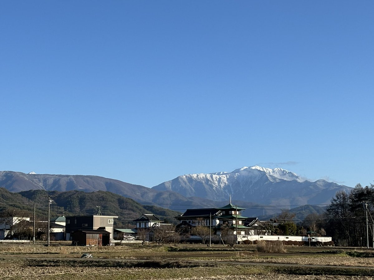 仙丈ヶ岳（右側）と鹿嶺高原（左側）
鹿嶺高原の左側にチラリと出てる白いピークは甲斐駒ヶ岳かな？