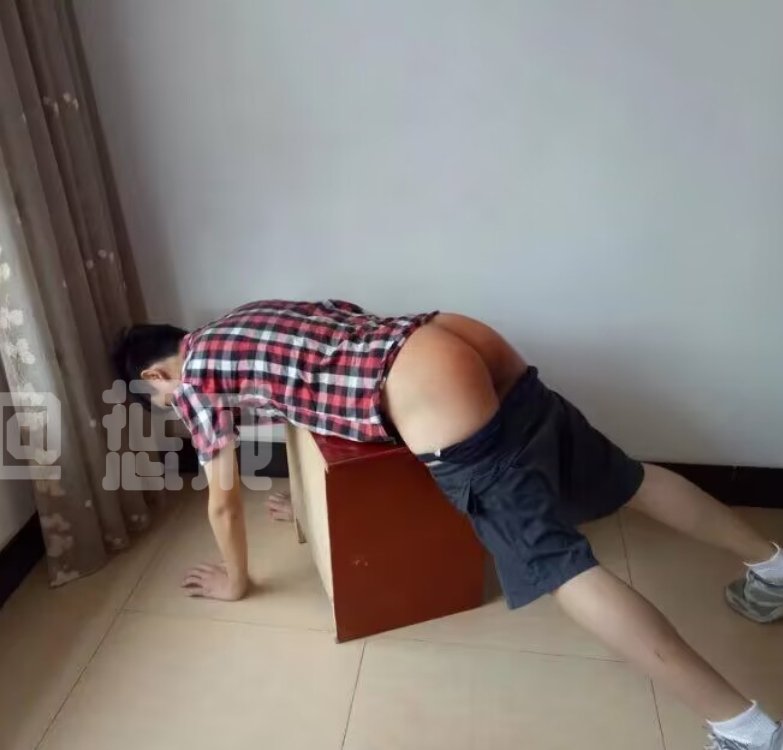 33333Ahhh's tweet photo. 一些很早的记录，是儿子初次体验到脱裤子挨揍的体罚。回顾下来总结就是不狠心是管不住男孩子的。😁#体罚 #打屁股 #家法 #spank #spanking https://t.co/Sq7sNLwQfK
